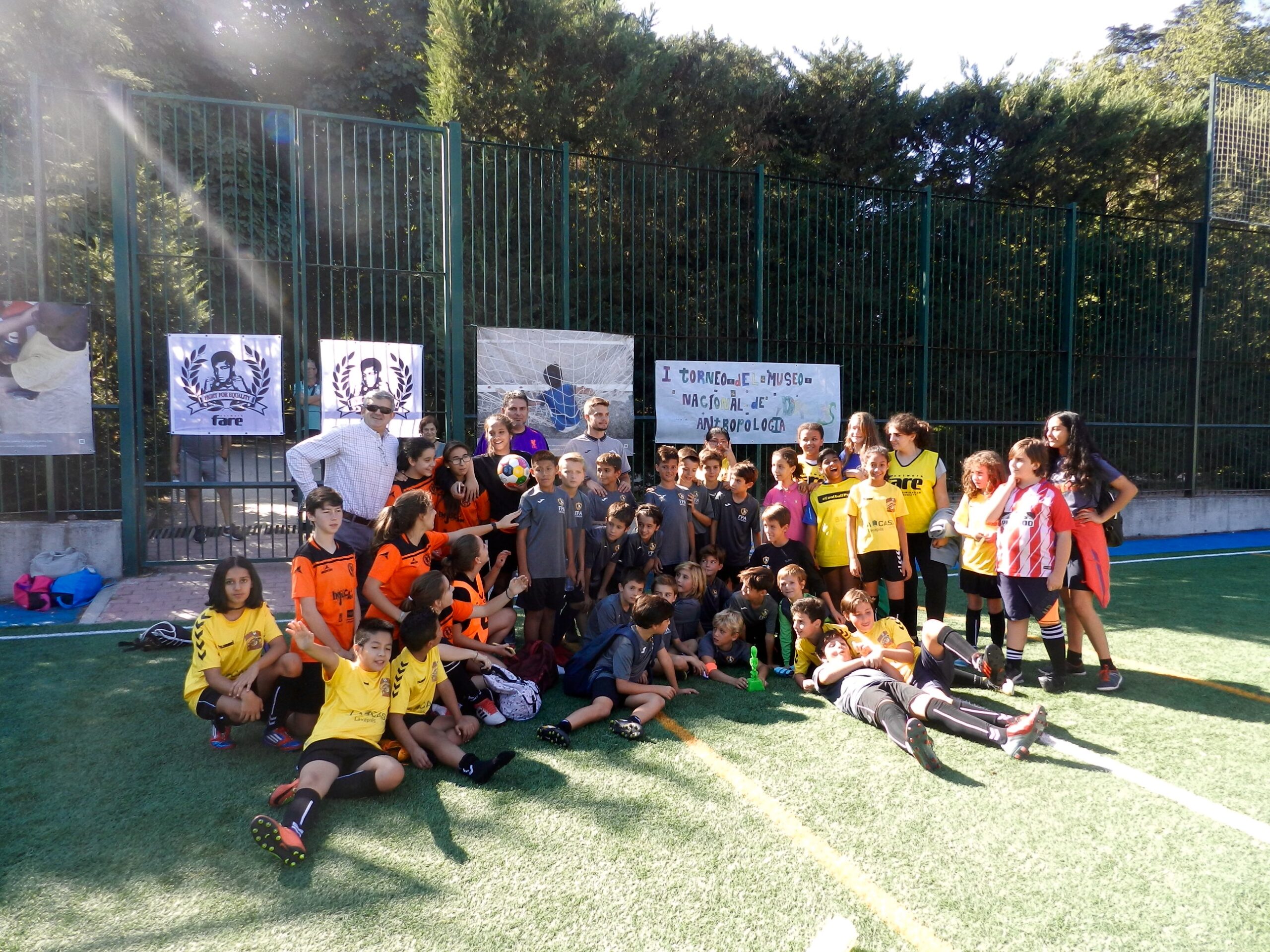 El Museo Nacional de Antropología juega al fútbol con los Dragones de Lavapiés