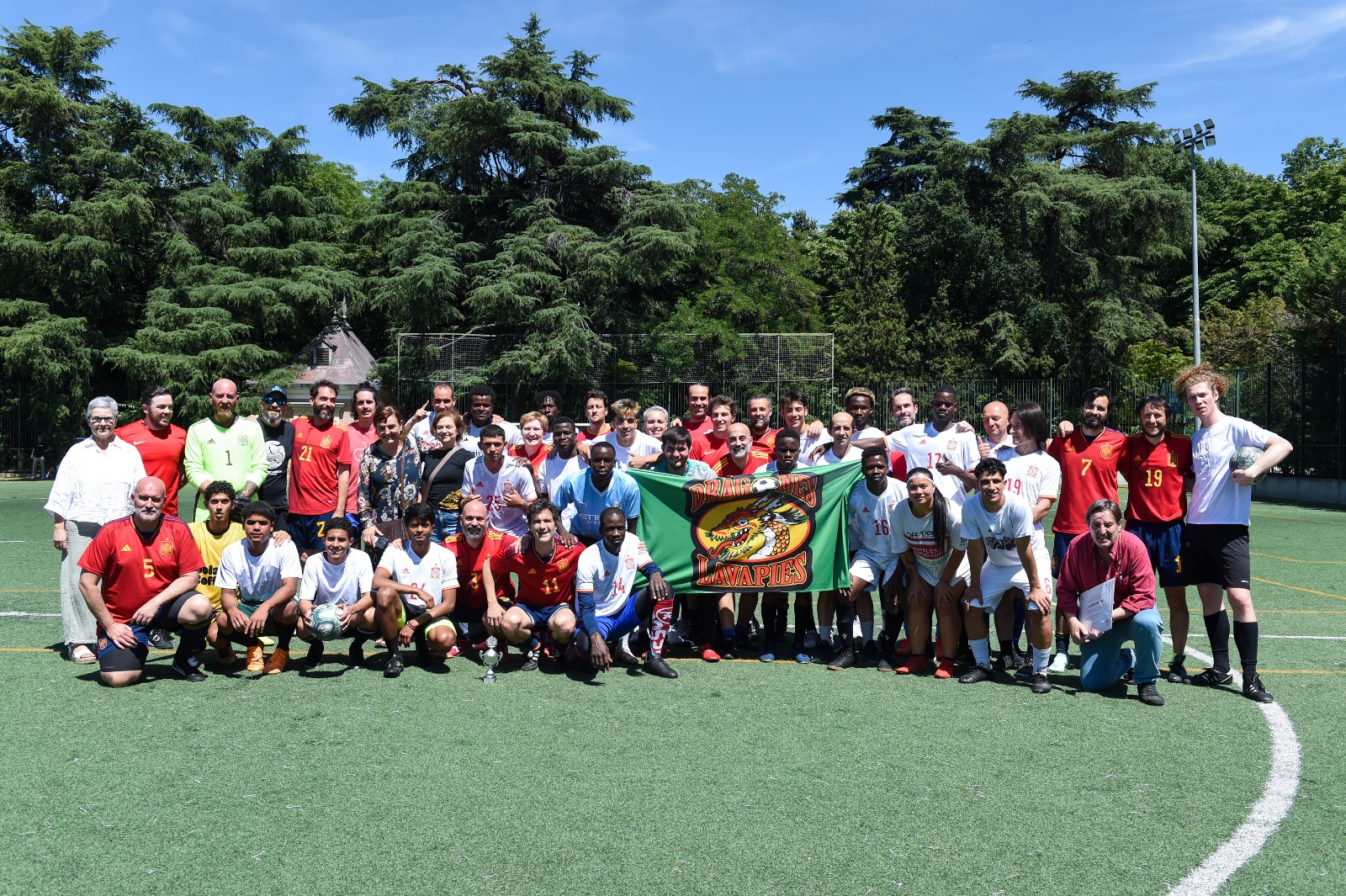 la cervantina y los dragones juegan un partido para dar a conocer la homeless world cup y luchar contra el sinhogarismo